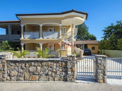 Malinska, Новый дом с тремя отдельными жилыми единицами!