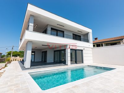 Krk, Modernes Einfamilienhaus mit Pool und Meerblick.