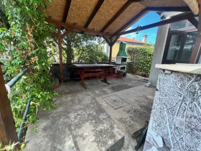 Punat, Apartment mit drei Schlafzimmern und großem Garten