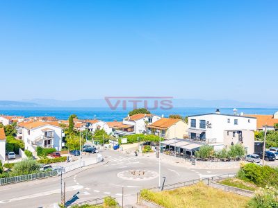 Njivice, GERÄUMIGES APARTMENT MIT DREI SCHLAFZIMMERN UND PANORAMABLICK AUF DAS MEER