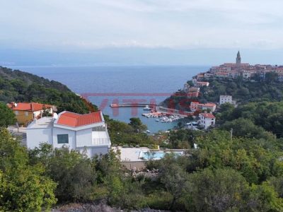 Vrbnik, BAUGRUNDSTÜCK 1037 m2 GRÖSSE MIT PANORAMABLICK AUF DAS MEER
