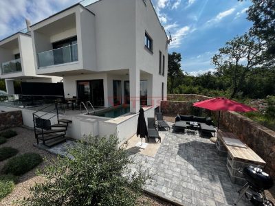 Njivice, Moderne Maisonette-Wohnung mit Garten und Swimmingpool