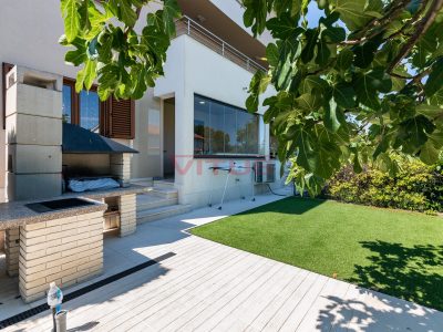 Malinska, Möblierte Zwei-Zimmer-Wohnung im Erdgeschoss mit Garten