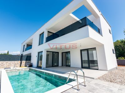 Malinska, Новый двухквартирный дом с бассейном