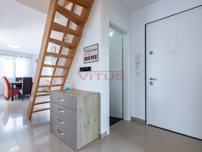 Njivice, Opremljen trosobni apartman sa pogledom na more