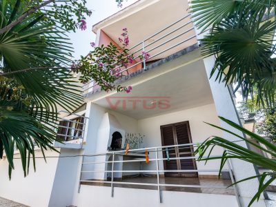 Njivice, Samostojeća kuća sa tri apartmana