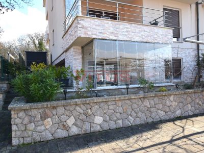 Njivice, Opremljen jednosobni apartman u prizemlju sa okućnicom