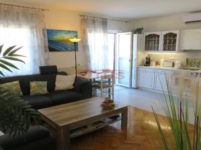 Njivice, Dvosobni apartman na odličnoj lokaciji
