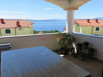 Njivice, Prostrani apartman sa lijepim pogledom na more
