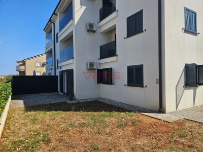 Malinska, Trosobni apartman u prizemlju sa okućnicom