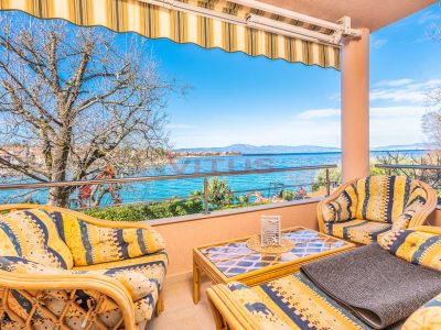 Malinska, Two-bedroom apartment in the first row by the sea
